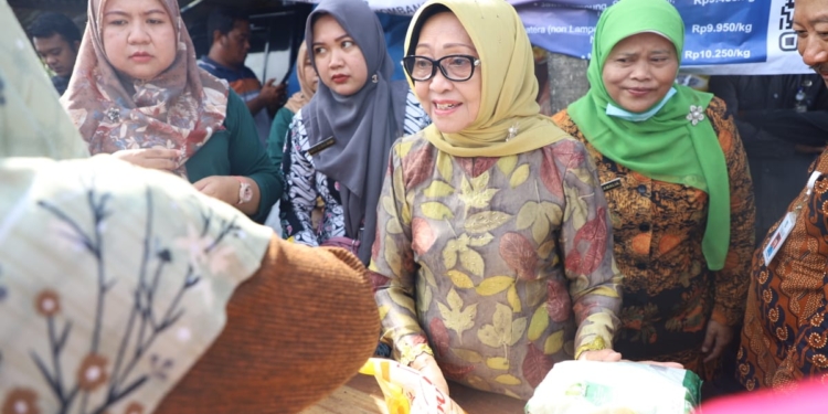 Bupati Jombang Mundjidah Wahab saat Gelar Pasar Murah