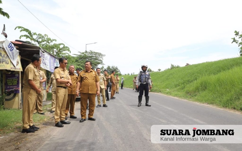 Abah Warsubi dan Gus Salman Pastikan Tuntasnya Jalan Strategis di Plandaan-Kabuh