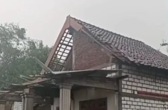 Puting Beliung Terjang Jombang