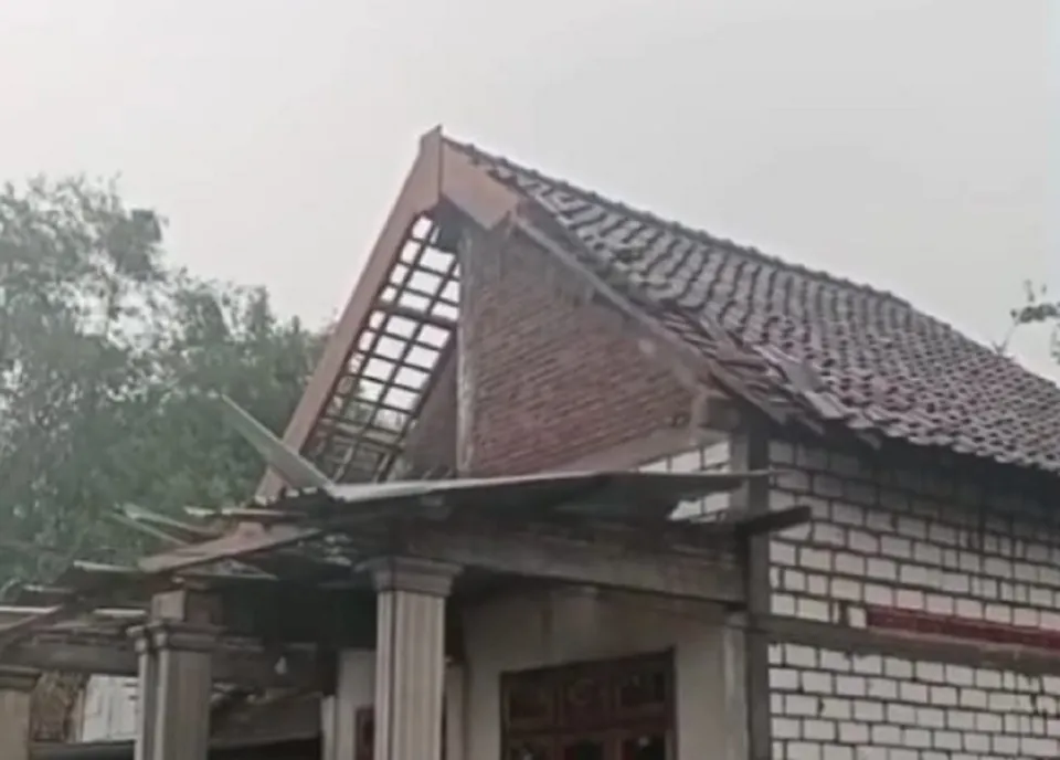 Puting Beliung Terjang Jombang